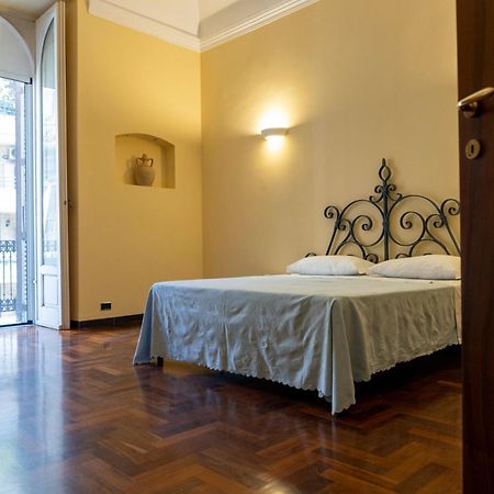 Sulla Via Del Teatro Apartment Bari Bagian luar foto